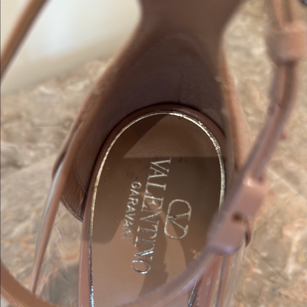 Valentino Garavani Tan - Go 155 Vinyl Platform pumps Elegant Design - Picture 4 of 10